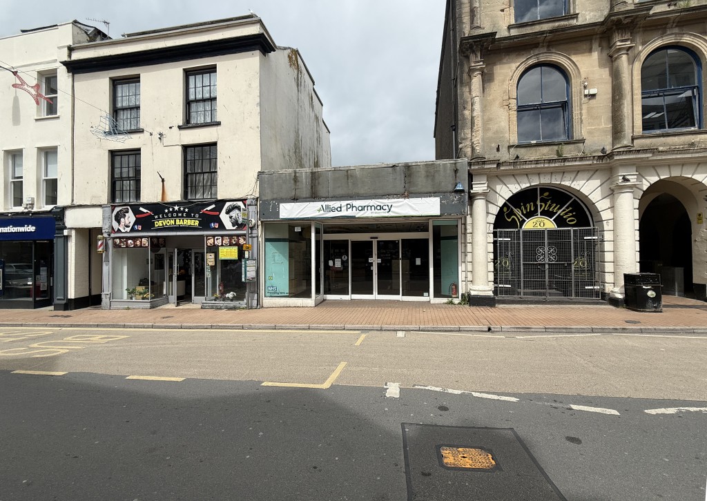 Lot: 42 - SUBSTANTIAL FREEHOLD FORMER PHARMACY WITH EXTENSIVE COMMERCIAL ACCOMMODATION - Front of the shop from the high street
